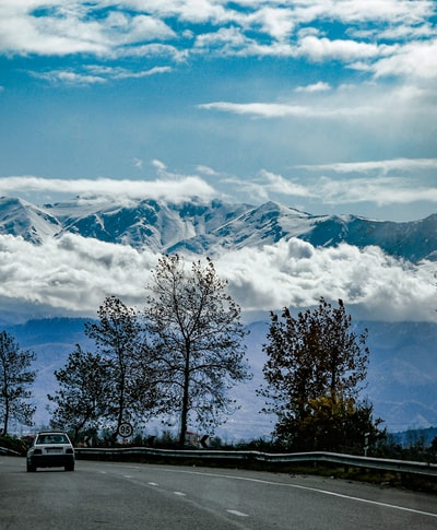 白色车辆和道路